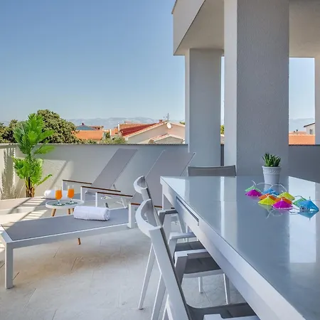 Apartman Kastelina 2 *