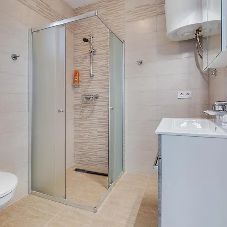 Apartman Kastelina 2 *