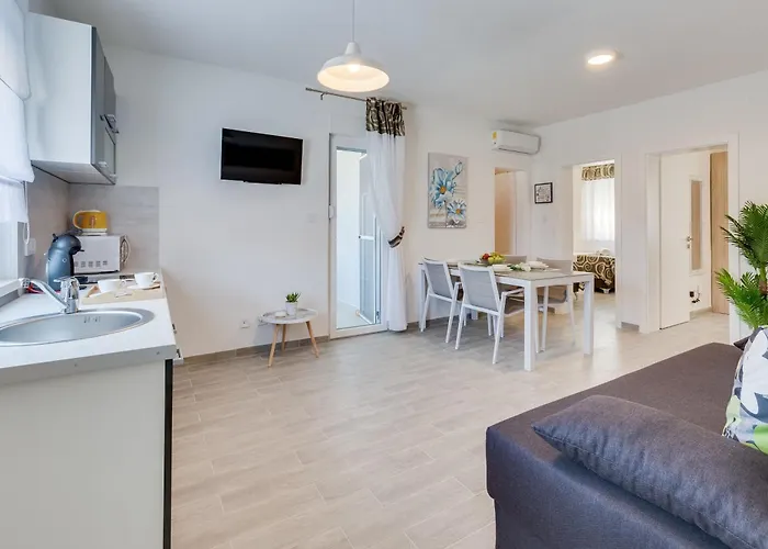 Kastelina 2 Apartment Vir